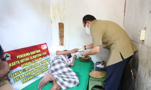 Penyaluran Program Kartu Jateng Sejahtera (KJS) tetap bergulir meski Covid-19 masih mewabah. (Foto. Humas Pemprov Jateng)