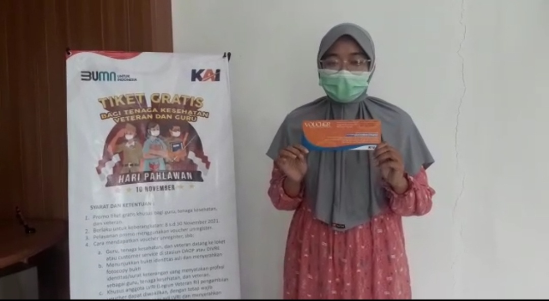 Pelanggan yang mengambil Voucher untuk peringatan Hari Pahlawan. (Foto. Fareh Hariyanto)