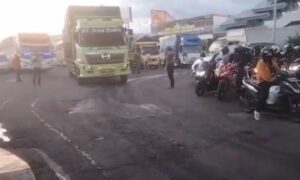 Antrian kendaraan di sekitaran ASDP Ketapang pasca penundaan penyebrangan. (Foto. Istimewa)