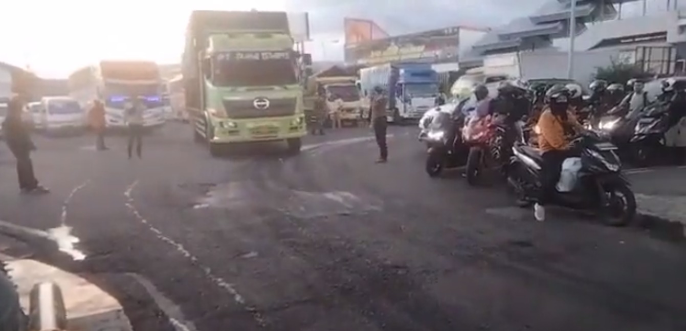 Antrian kendaraan di sekitaran ASDP Ketapang pasca penundaan penyebrangan. (Foto. Istimewa)