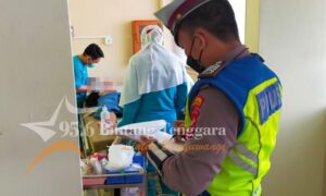 Korban kecelakaan di depan Perum Kalirejo Desa Kalirejo Kecamatan Kabat Kabupaten Banyuwangi menjalani perawatan medis. (Foto. Fareh Hariyanto - RBT)