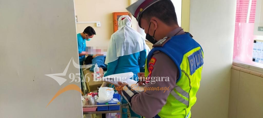 Korban kecelakaan di depan Perum Kalirejo Desa Kalirejo Kecamatan Kabat Kabupaten Banyuwangi menjalani perawatan medis. (Foto. Fareh Hariyanto - RBT)