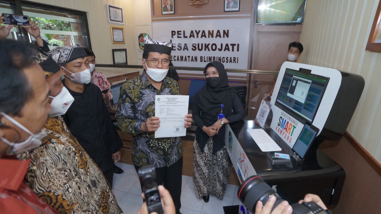 Menteri Agraria dan Tata RuangKepala Badan Pertanahan Nasional, Sofyan Djalil, melihat langsung pelayanan desa di Banyuwangi, melalui Smart Kampung. (Foto. Fareh Hariyanto)