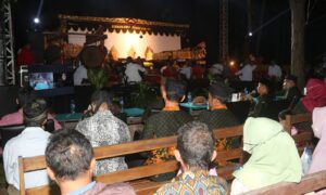 Pagelaran Wayang di dekat Pasar Wisata Jatian, Desa Kalipait, Kecamatan Tegaldlimo Kabupaten Banyuwangi. (Foto. Pemkab Banyuwangi)