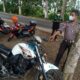 Petugas dari Unit Lantas Polsek Genteng yang mendatangi area lokasi kecelakaan di sekitaran Desa Karangsari Kecamatan Sempu Banyuwangi. (Foto. Fareh Hariyanto - RBT)