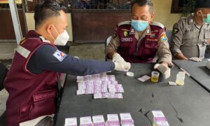 Petugas melakukan tes urin ke anggota di Polresta Banyuwangi. (Foto. Istimewa)