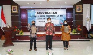 Plt Kepala Badan Pengelolaan Keuangan dan Aset Daerah Kabupaten Banyuwangi, Cahyanto bersama Bupati Banyuwangi. (Foto. Istimewa)
