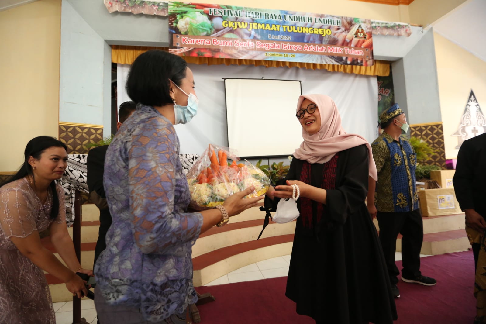 Bupati Banyuwangi Ipuk Fiestiandani yang menghadiri acara Festival Unduh-unduh di Glenmore , mengapresiasi semangat gotong royong dari prosesi itu. (Foto. Fareh Hariyanto)