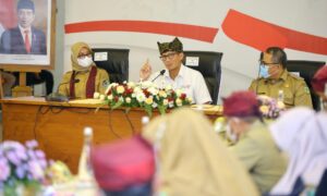Menteri Pariwisata dan Ekonomi Kreatif Sandiaga Uno mendukung Geopark Ijen saat menggelar hearing di Banyuwangi. (Foto. Fareh Hariyanto)