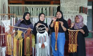 Perajin simpul tali Makrame Kebumen yang ketiban manfaat Lapak Ganjar. (Foto. Istimewa)