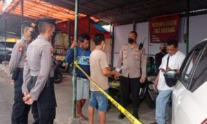 Pihak kepolisian melakukan olah tempat kejadian perkara di TKP. (Foto. Antara)