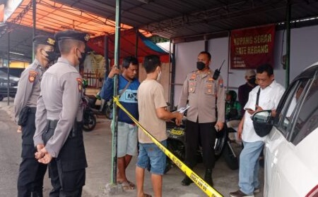 Pihak kepolisian melakukan olah tempat kejadian perkara di TKP. (Foto. Antara)
