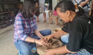 Wisatawan saat berada di galeri gerabah Sani Pottery, Desa Karanganyar, Kecamatan Borobudur, Kabupaten Magelang. (Foto. Fareh Hariyanto - RBT)