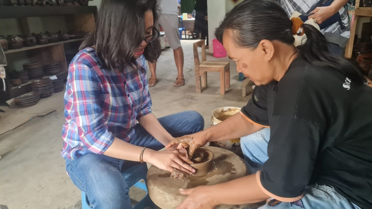 Wisatawan saat berada di galeri gerabah Sani Pottery, Desa Karanganyar, Kecamatan Borobudur, Kabupaten Magelang. (Foto. Fareh Hariyanto - RBT)