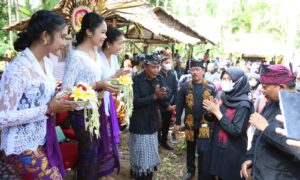 Bupati Banyuwangi Ipuk Fiestiandani dan Wakil Bupati Sugirah hadir bareng dalam Festival Ngopi Kebangsaan di Desa Bulusari, Kecamatan Kalipuro, Kabupaten Banyuwangi. (Foto Fareh Hariyanto)