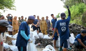 Pemkab Banyuwangi berkolaborasi dengan NGO Sungai Watch menggalang peningkatan kualitas pengelolaan sampah di Taman Nasional Alas Purwo. (Foto. Fareh Hariyanto - RBT)