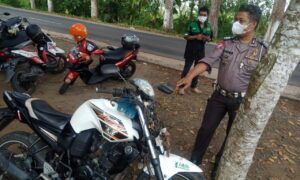 Petugas dari Unit Lantas Polsek Genteng yang mendatangi area lokasi kecelakaan di sekitaran Desa Karangsari Kecamatan Sempu Banyuwangi. (Foto. Fareh Hariyanto - RBT)