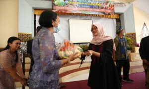Bupati Banyuwangi Ipuk Fiestiandani yang menghadiri acara Festival Unduh-unduh di Glenmore , mengapresiasi semangat gotong royong dari prosesi itu. (Foto. Fareh Hariyanto)