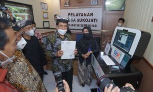 Menteri Agraria dan Tata RuangKepala Badan Pertanahan Nasional, Sofyan Djalil, melihat langsung pelayanan desa di Banyuwangi, melalui Smart Kampung. (Foto. Fareh Hariyanto)