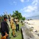 Bupati-Banyuwangi-Ipuk-Fiestiandani-meninjau-pembangunan-judge-tower-yang-salah-satunya-terletak-di-laut.-Itu-digunakan-sebagai-tempat-juri-melakukan-penilaian.-Foto.-Istimewa