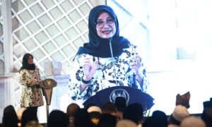 Bupati Banyuwangi Ipuk Fiestiandani saat menghadiri acara halal bi halal PCNU Banyuwangi sekaligus penyerahan 1026 sertifikat wakaf di Hotel Ketapang Indah (Foto. Fareh Hariyanto - RBT)