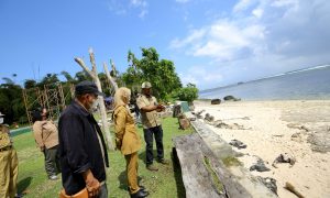 Bupati-Banyuwangi-Ipuk-Fiestiandani-meninjau-pembangunan-judge-tower-yang-salah-satunya-terletak-di-laut.-Itu-digunakan-sebagai-tempat-juri-melakukan-penilaian.-Foto.-Istimewa