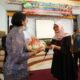 Bupati Banyuwangi Ipuk Fiestiandani yang menghadiri acara Festival Unduh-unduh di Glenmore , mengapresiasi semangat gotong royong dari prosesi itu. (Foto. Fareh Hariyanto)