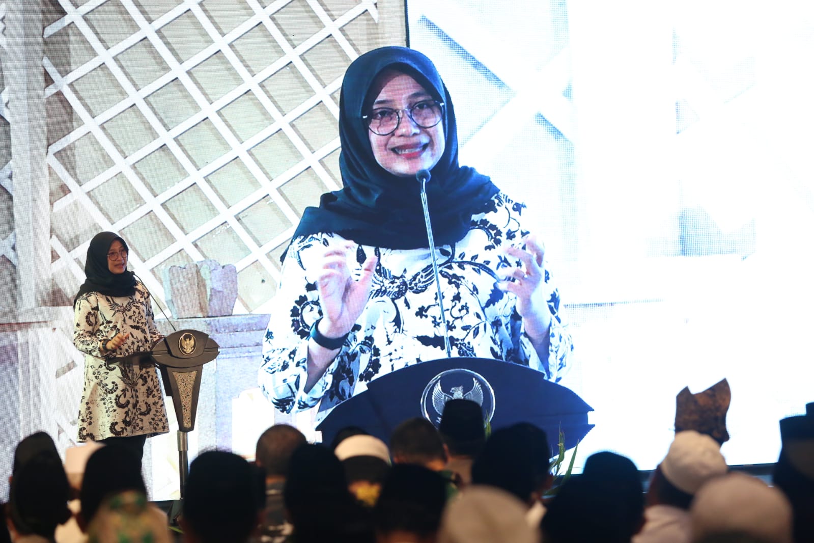 Bupati Banyuwangi Ipuk Fiestiandani saat menghadiri acara halal bi halal PCNU Banyuwangi sekaligus penyerahan 1026 sertifikat wakaf di Hotel Ketapang Indah (Foto. Fareh Hariyanto - RBT)